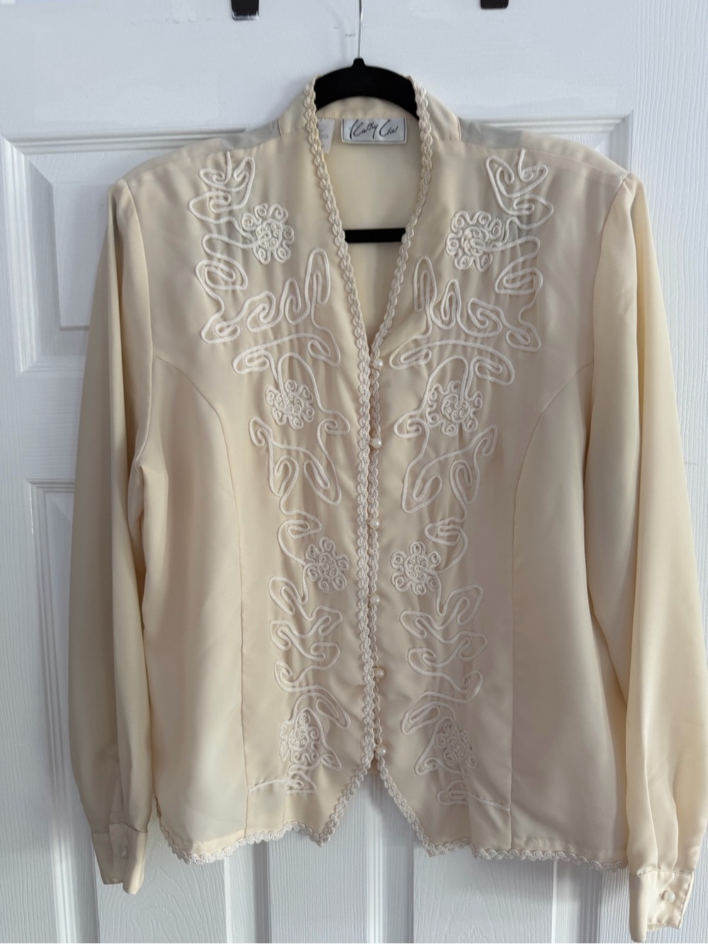 💥✨5 for $60✨💥Cream Embroidered Long Sleeve Blouse